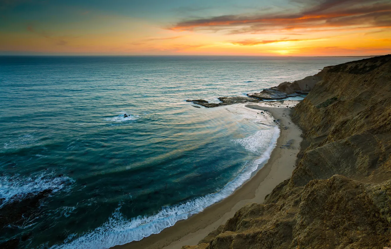 Фото обои море, волны, пляж, небо, закат, скалы, берег