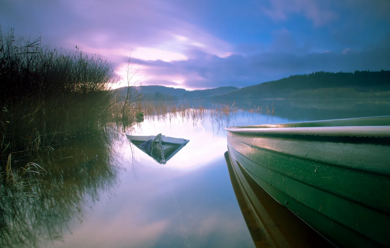 Фото обои закат, озеро, лодка, лодки, вечер, камыш, затонувшая