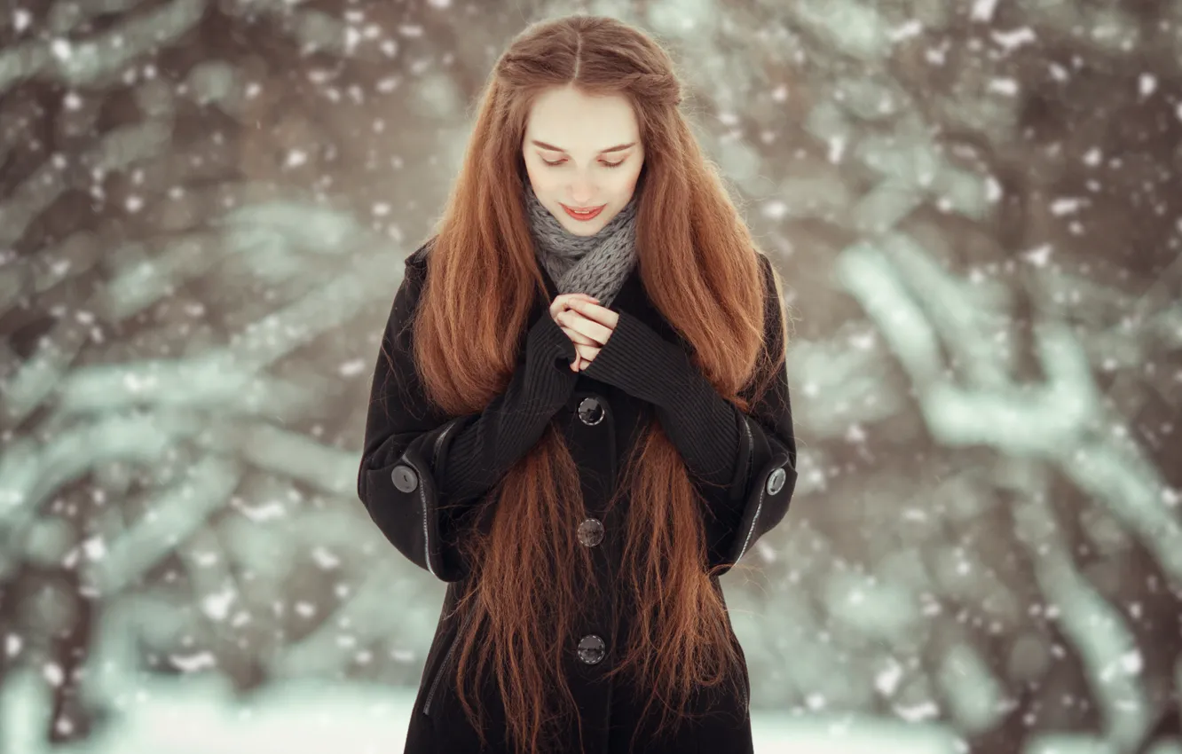 Фото обои зима, девушка, снег, природа, руки, рыжая, снегопад, пальто