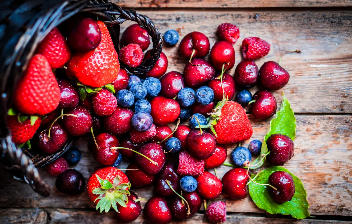 Фото обои капли, вишня, ягоды, еда, черника, клубника