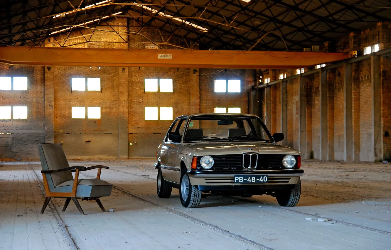 Фото обои фон, кресло, ангар, автомобиль, покрытие, BMW 315