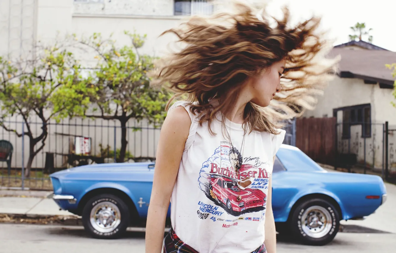 Фото обои машина, девушка, улица, футболка