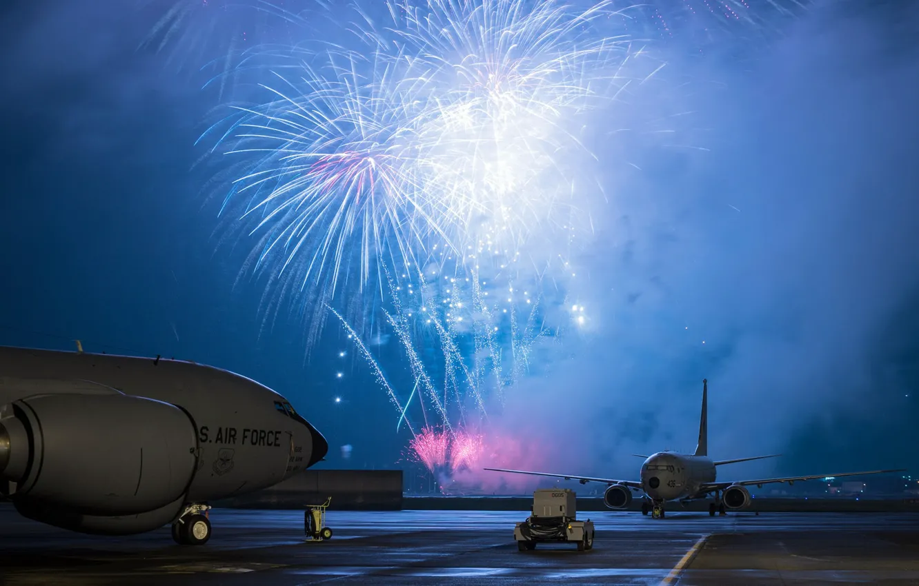 Фото обои Japan, Boeing, ВВС США, fireworks, Фейерверк, KC-135, Stratotanker, самолёт-заправщик
