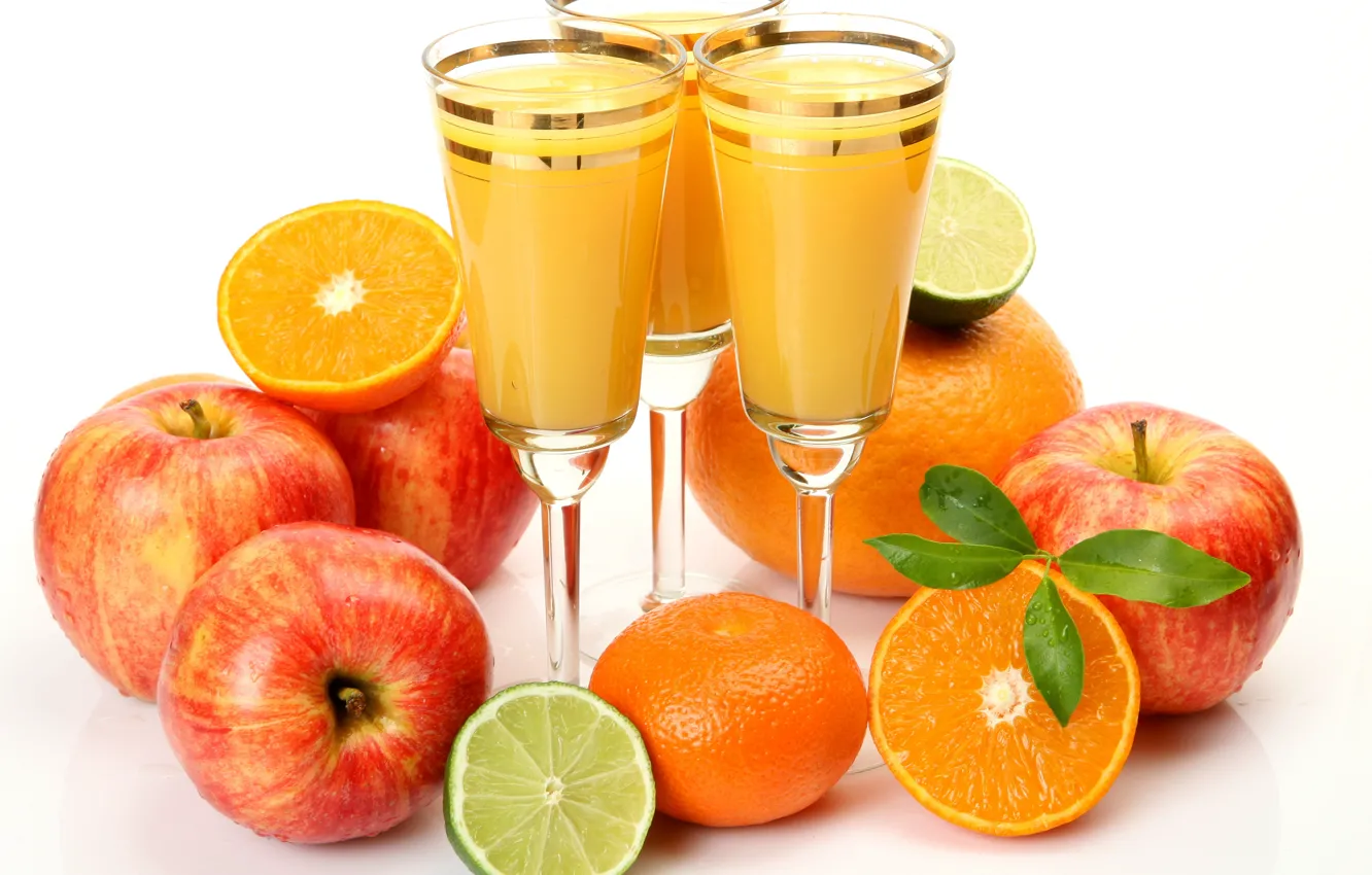 Фото обои листья, яблоки, апельсины, бокалы, сок, лайм, фрукты