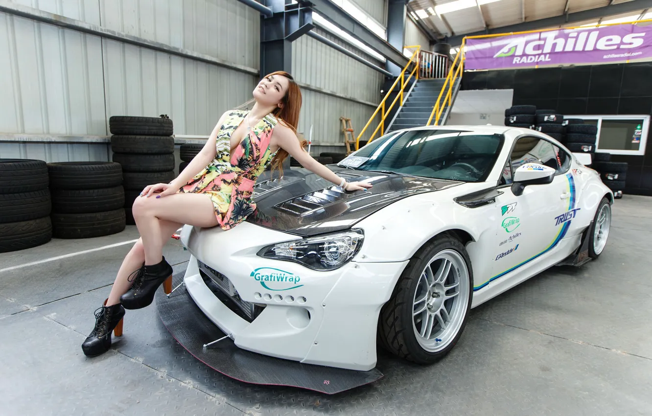 Фото обои взгляд, Девушки, Subaru, азиатка, красивая девушка, белый авто, позирует на капоте