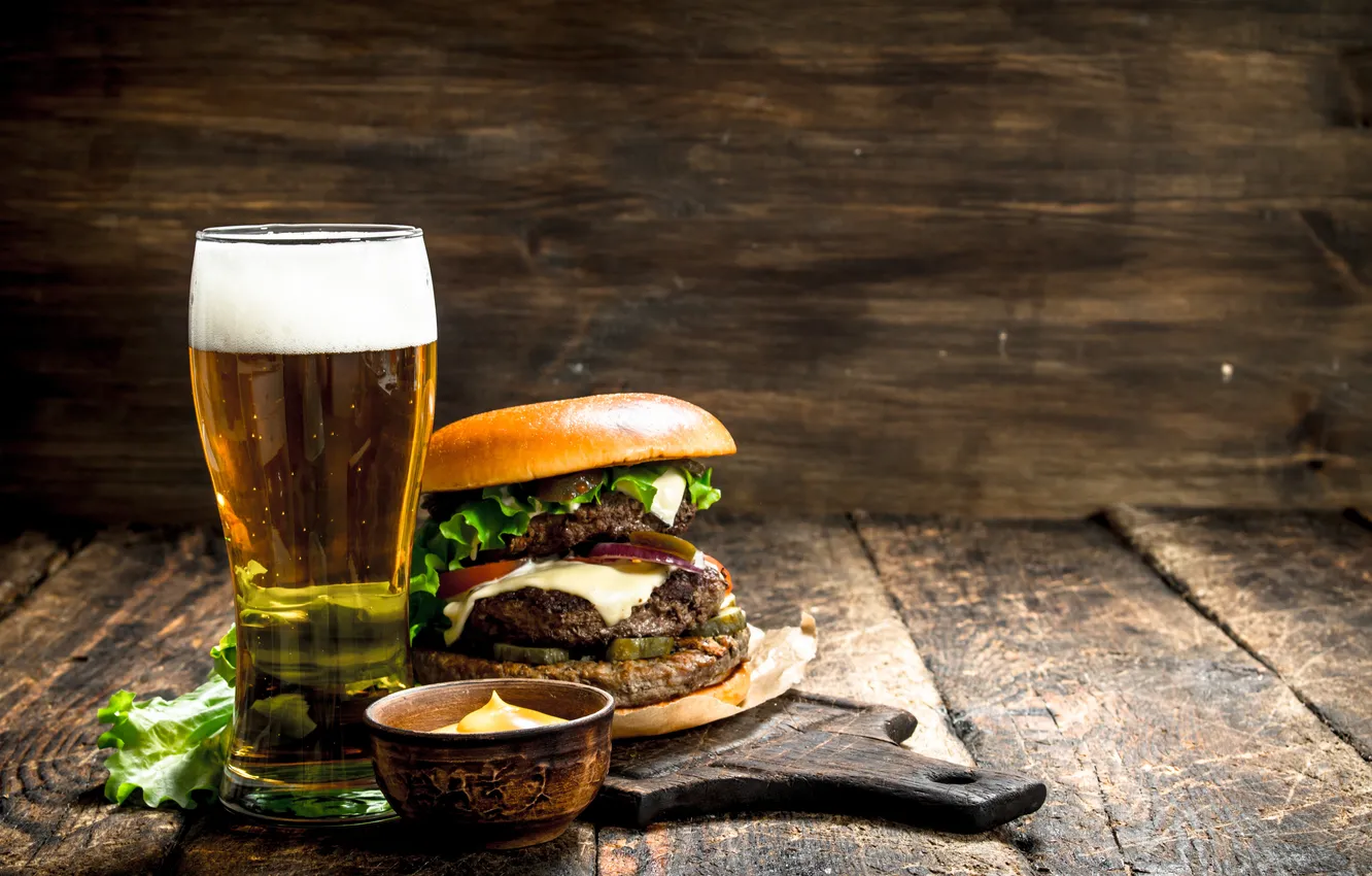 Фото обои dark, classic, delicious, cheese, fast, dinner, burger, cheeseburger