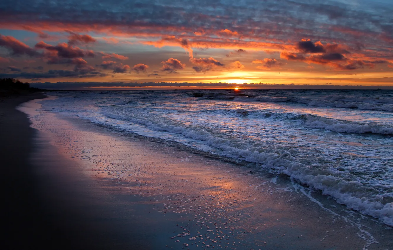 Фото обои песок, море, волны, пляж, небо, вода, солнце, облака