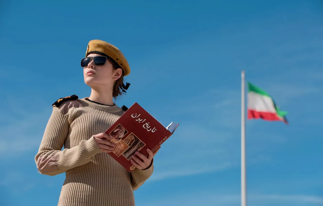 Фото обои девушка, книга, форма, берет, Иран, Siavosh Ejlali, история Ирана, флаг Ирана