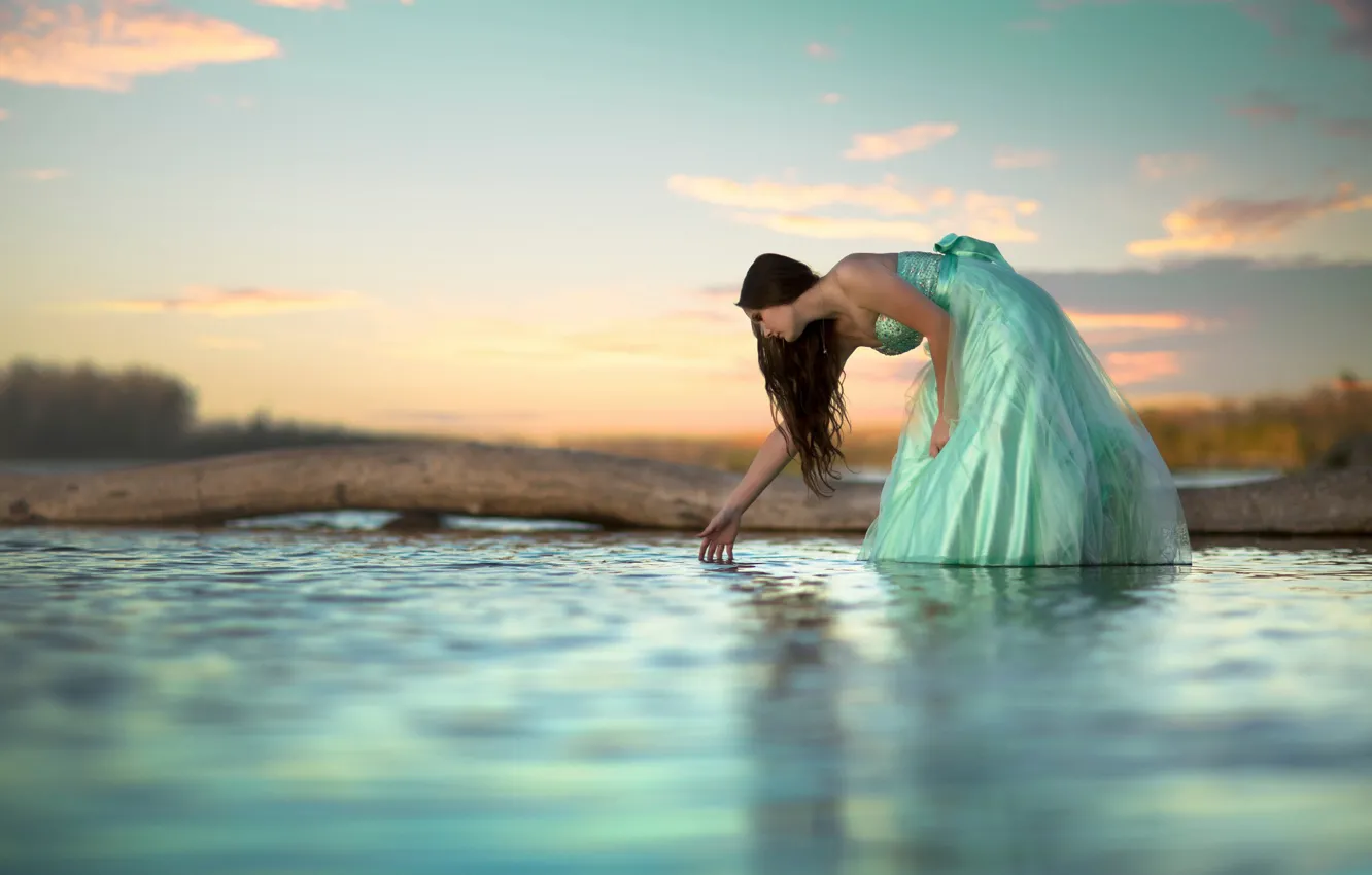 Фото обои вода, отражение, платье