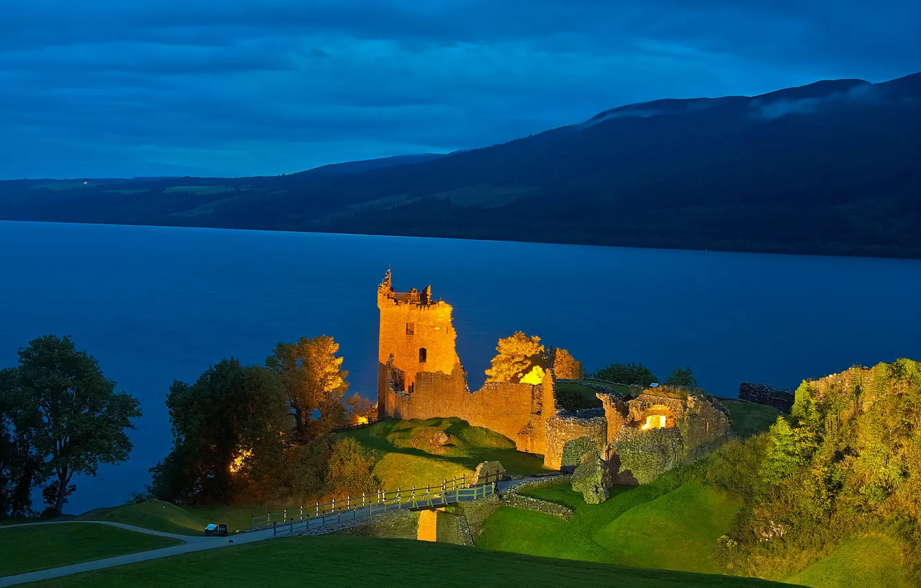Фото обои горы, ночь, огни, озеро, Шотландия, Лох-Несс, замок Аркарт