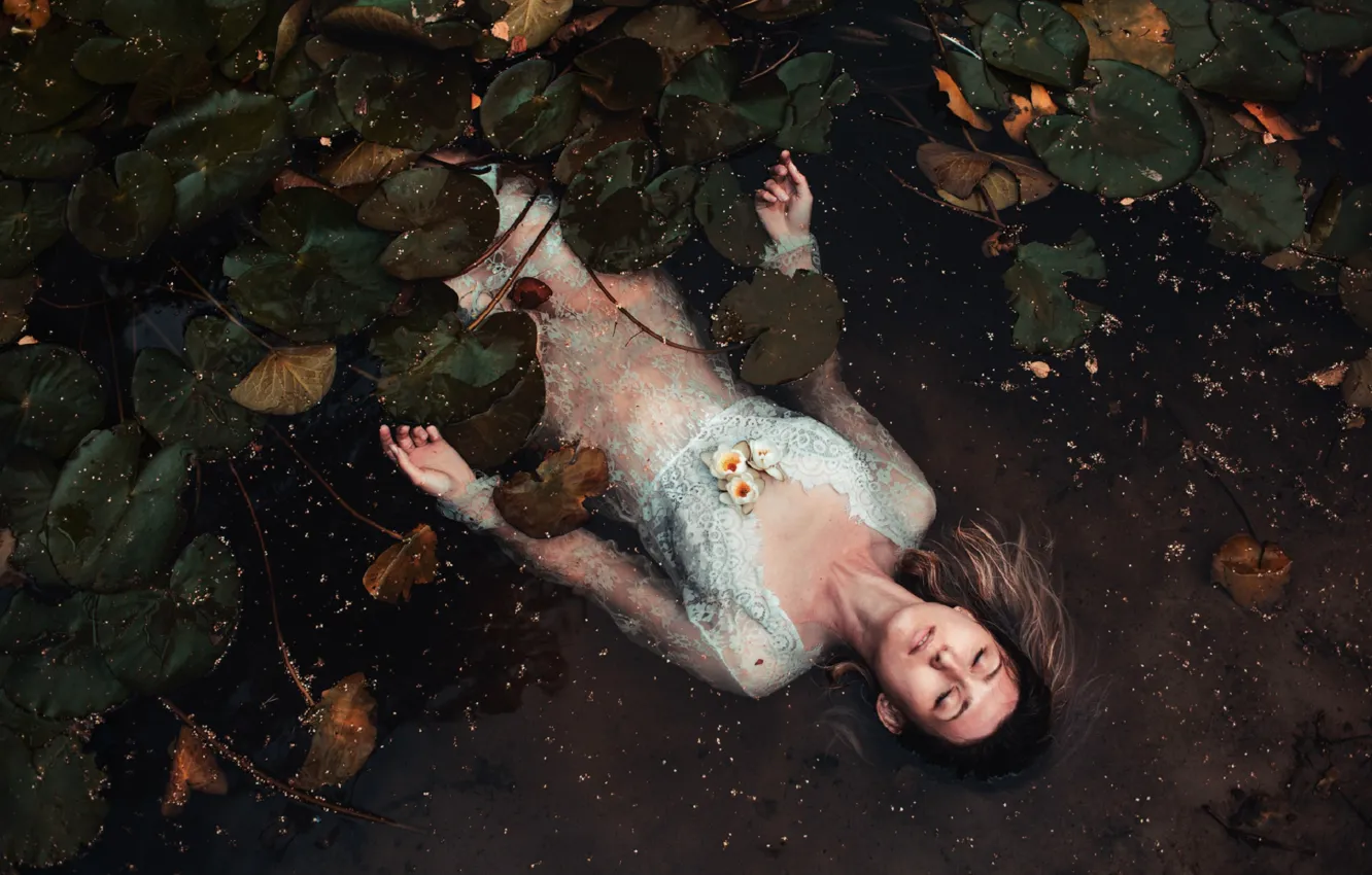 Фото обои вода, девушка, река, лилии, платье, Гуляев Виталий
