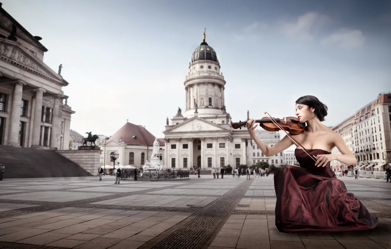 Фото обои девушка, город, скрипка, платье, брюнетка, площадь