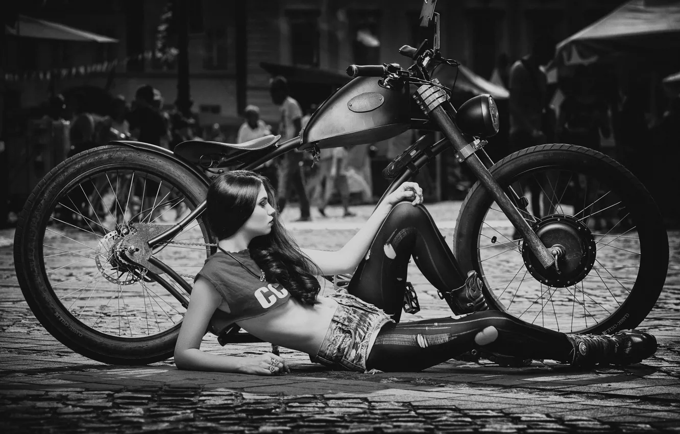 Фото обои девушка, улица, шорты, брусчатка, майка, брюнетка, мотоцикл, дырки