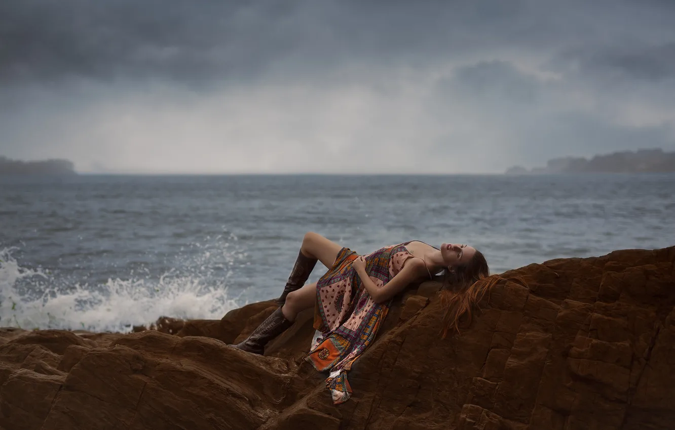 Фото обои море, девушка, камни, лежит