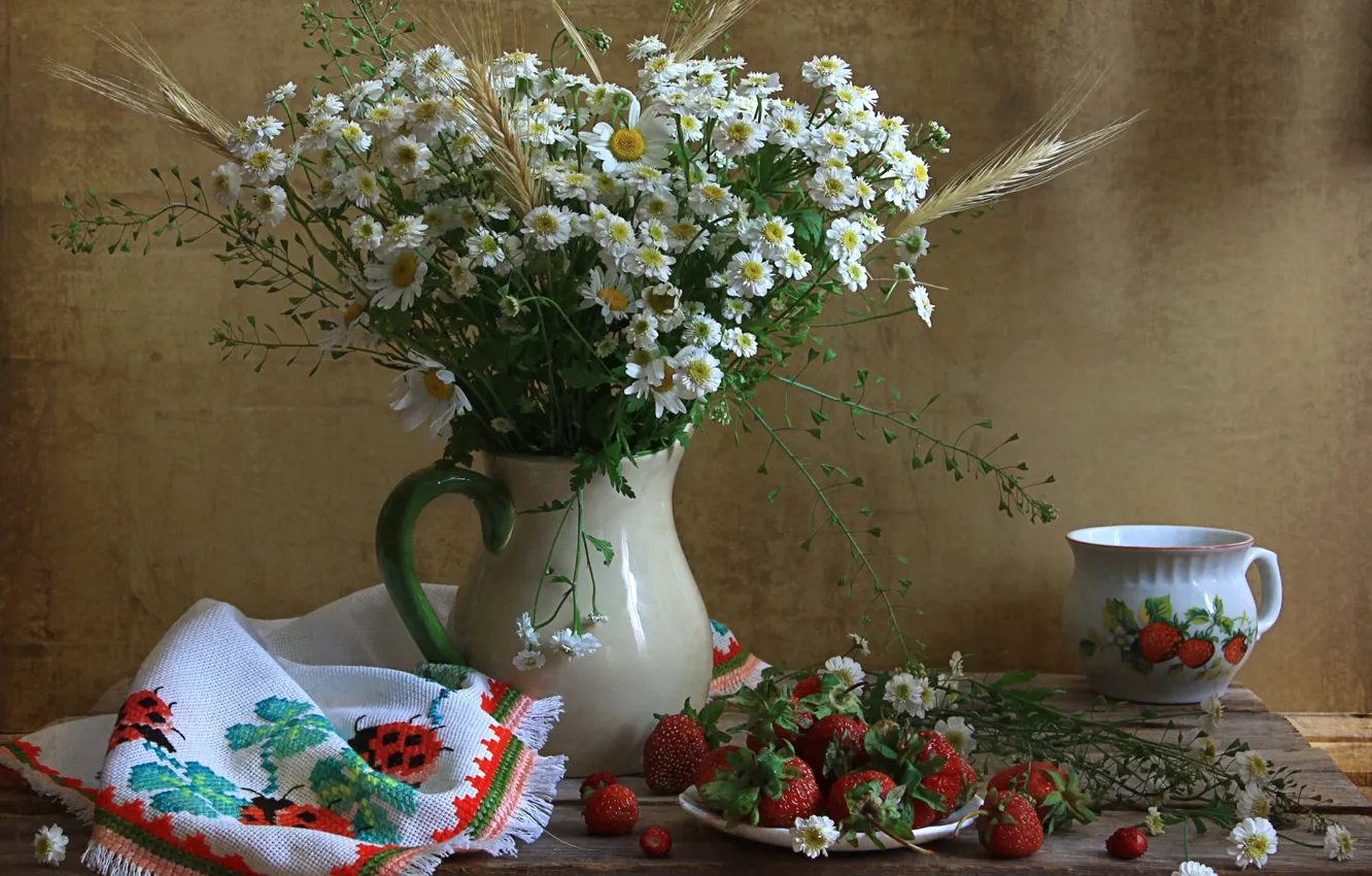 Фото обои цветы, стол, ромашки, полотенце, клубника, чашка, кувшин, натюрморт