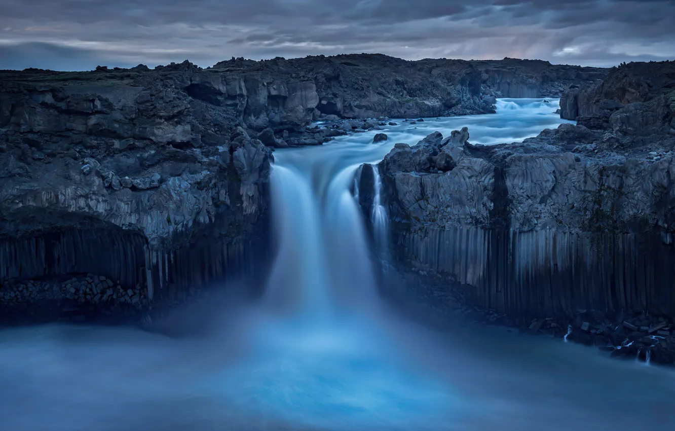 Фото обои background, scenic, waterfall, dusk, Dark Rocks
