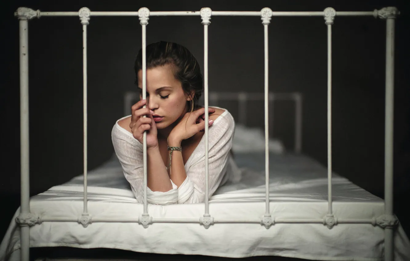Фото обои девушка, одиночество, кровать, Florian Weiler