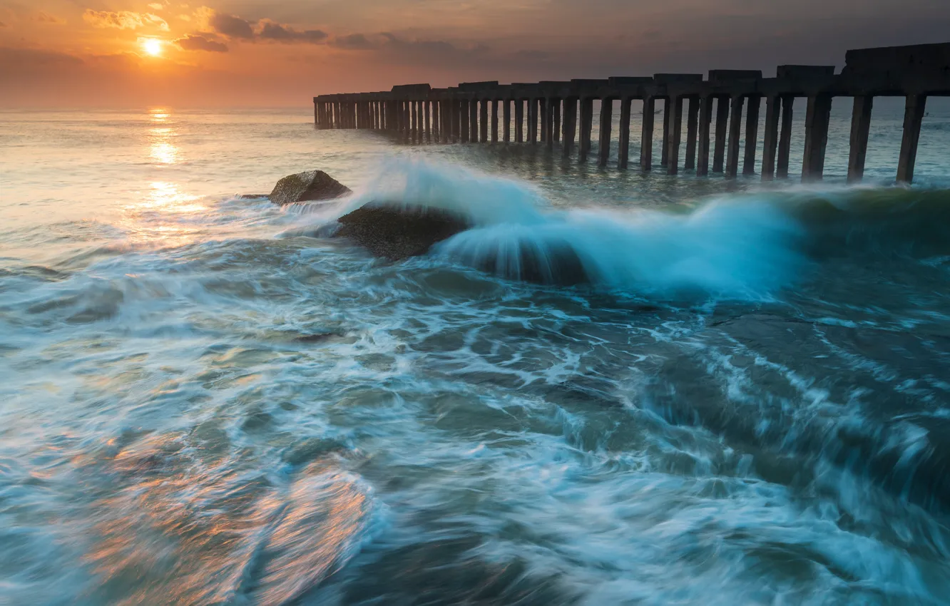 Фото обои море, пирс, сваи