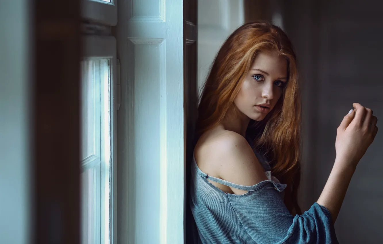 Фото обои взгляд, девушка, поза, окно, рыжая, Paul Pour