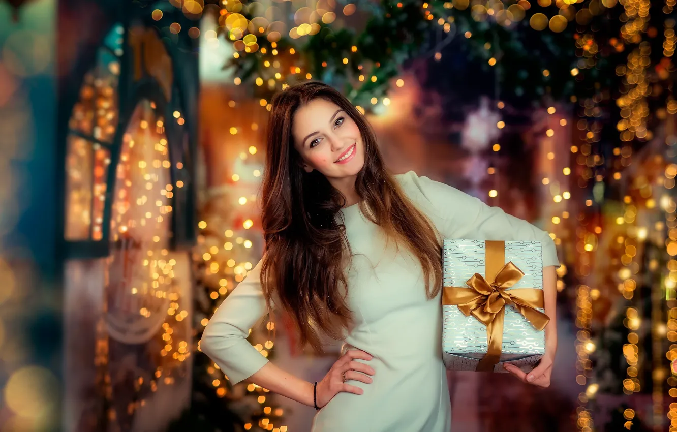 Фото обои девушка, украшения, улыбка, праздник, коробка, подарок, новый год, рождество
