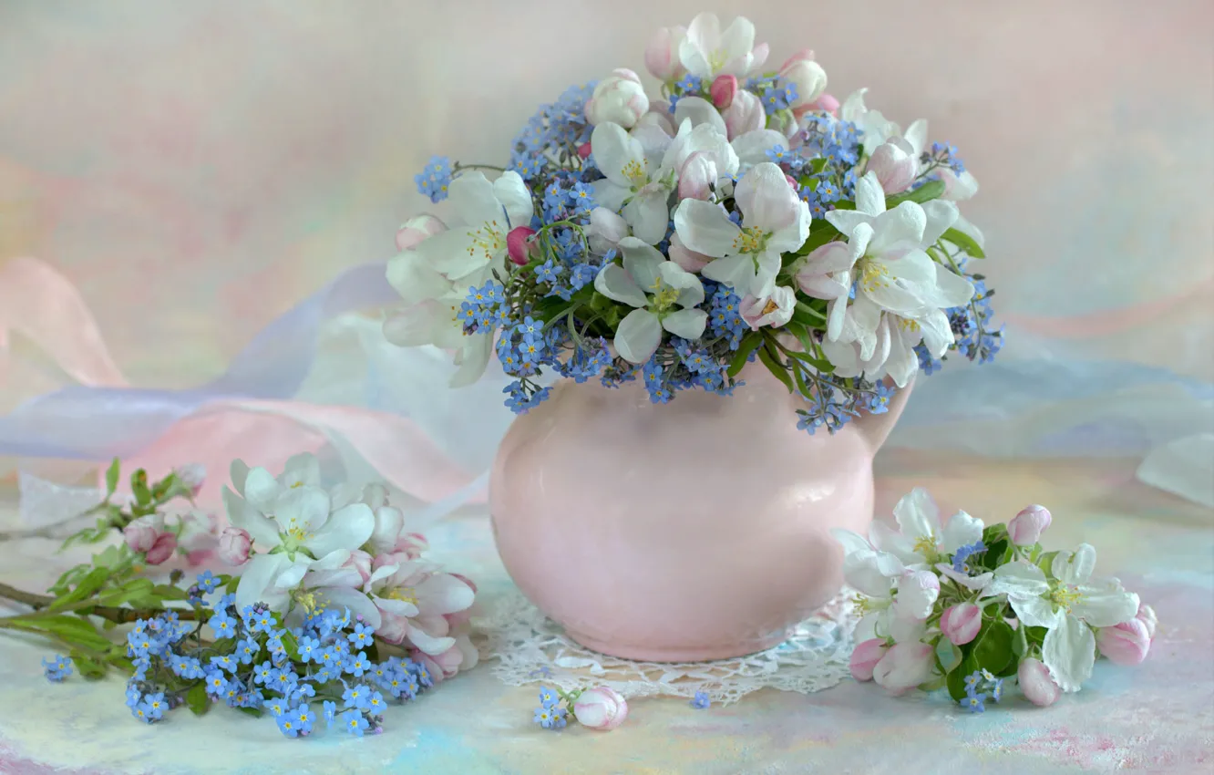 Фото обои цветы, ветки, стол, букет, весна, лепестки, голубые, ваза