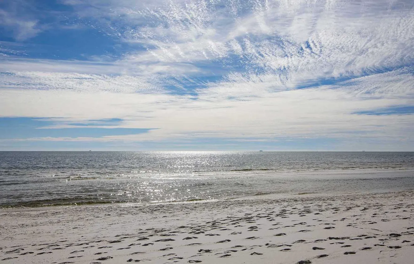 Фото обои песок, море, пляж, небо, следы, тучи