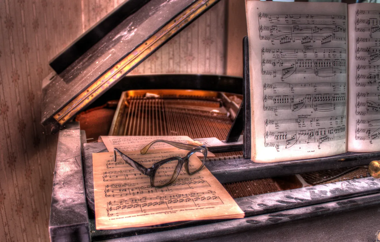 Фото обои ноты, очки, пианино