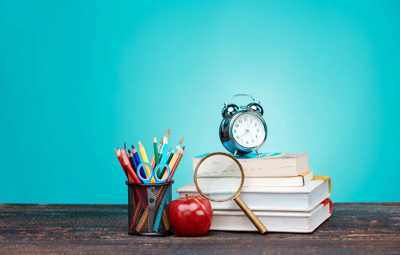 Фото обои стол, фон, часы, книги, яблоко, карандаши, будильник, лупа