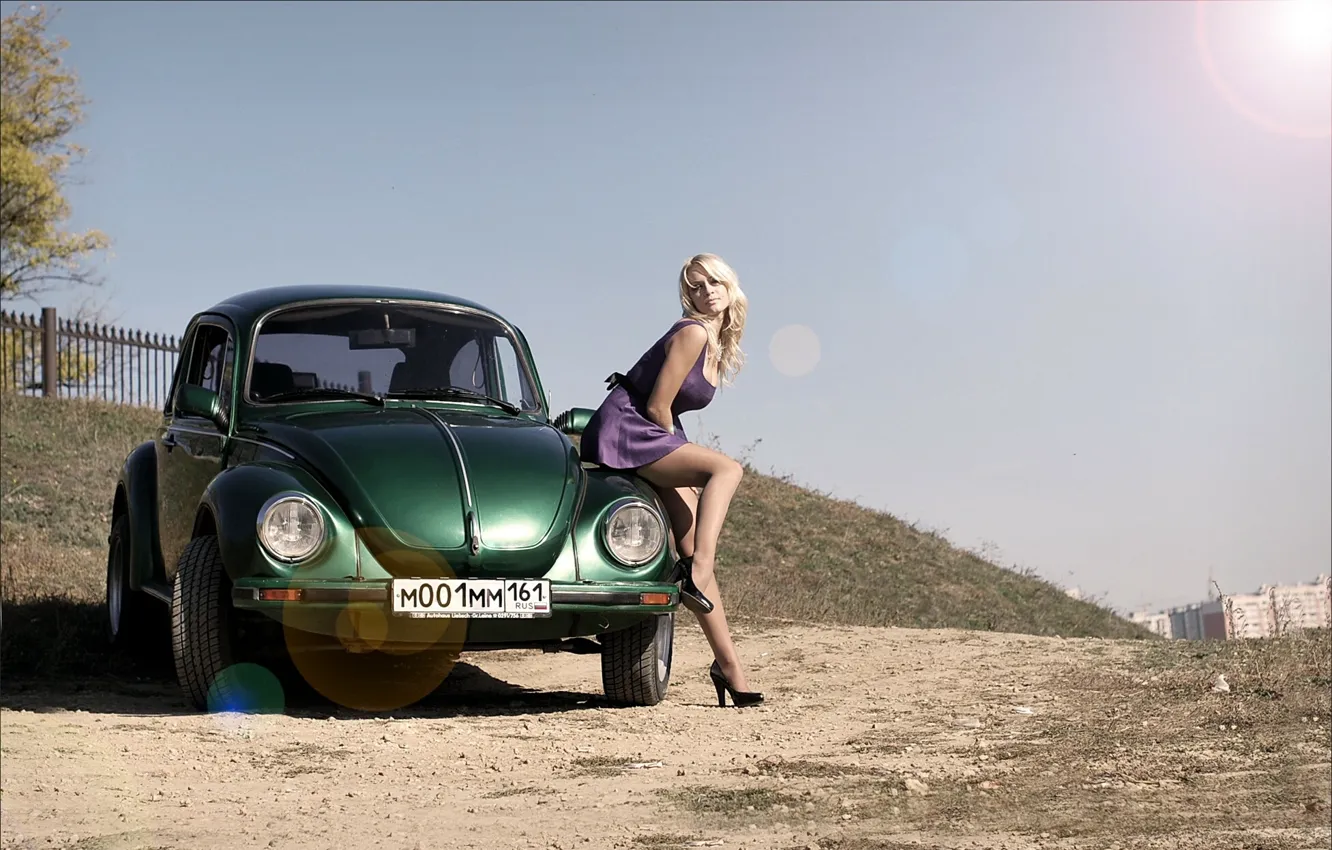 Фото обои Девушки, Блондинка, смотрит в камеру, Красивая девушка, на машине Русские номера, сидит на зеленой машине