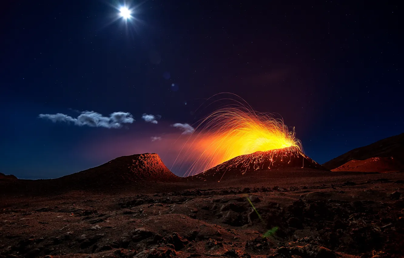 Фото обои свет, ночь, огонь, луна, вулкан