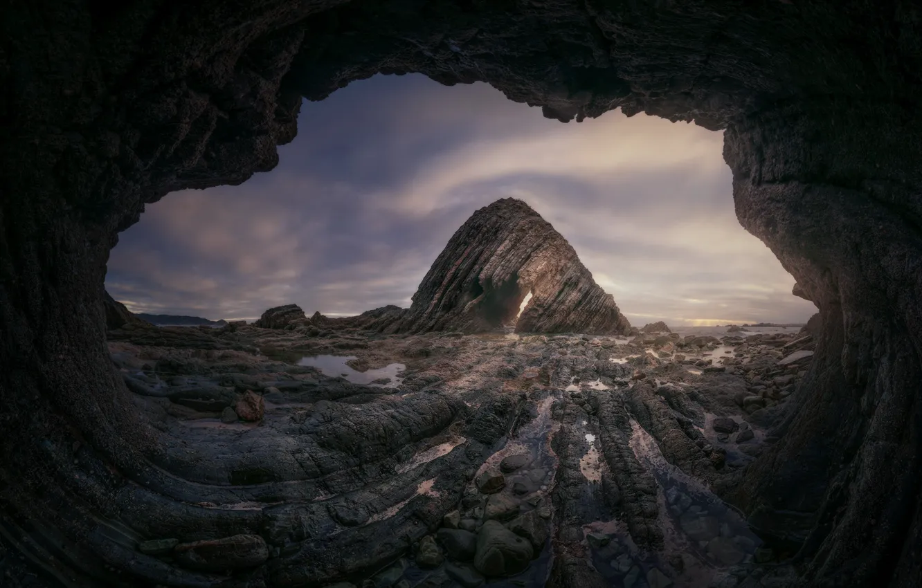 Фото обои тучи, скалы, берег, вид, пещера, водоем