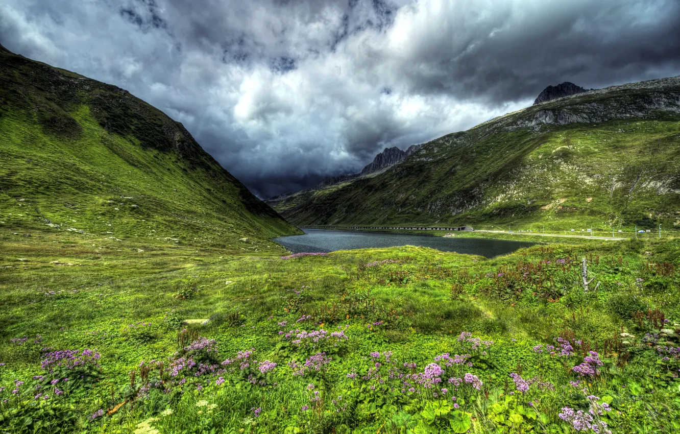 Фото обои дорога, трава, облака, цветы, горы, озеро, Швейцария, склон