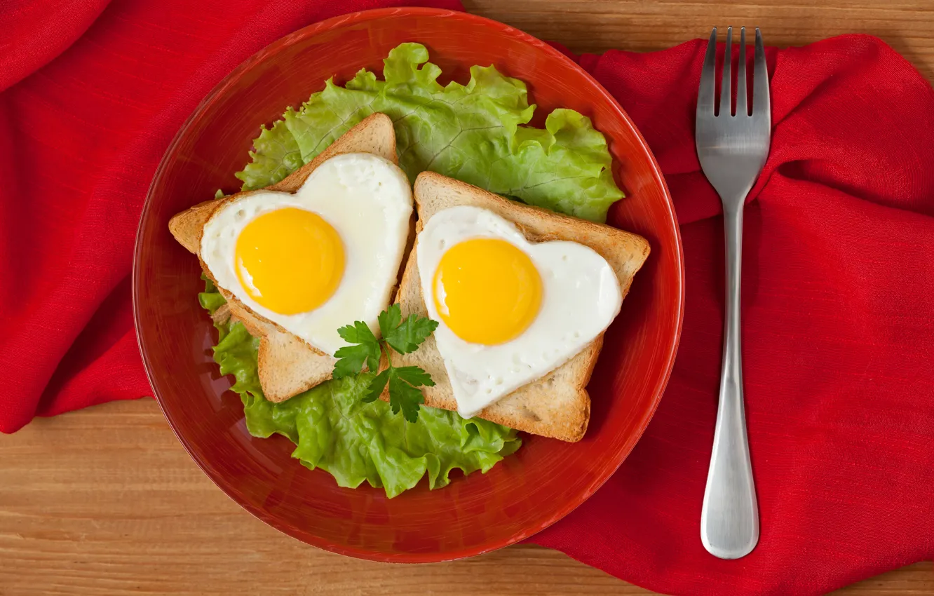 Фото обои зелень, креатив, стол, яйца, сердца, тарелка, хлеб, вилка