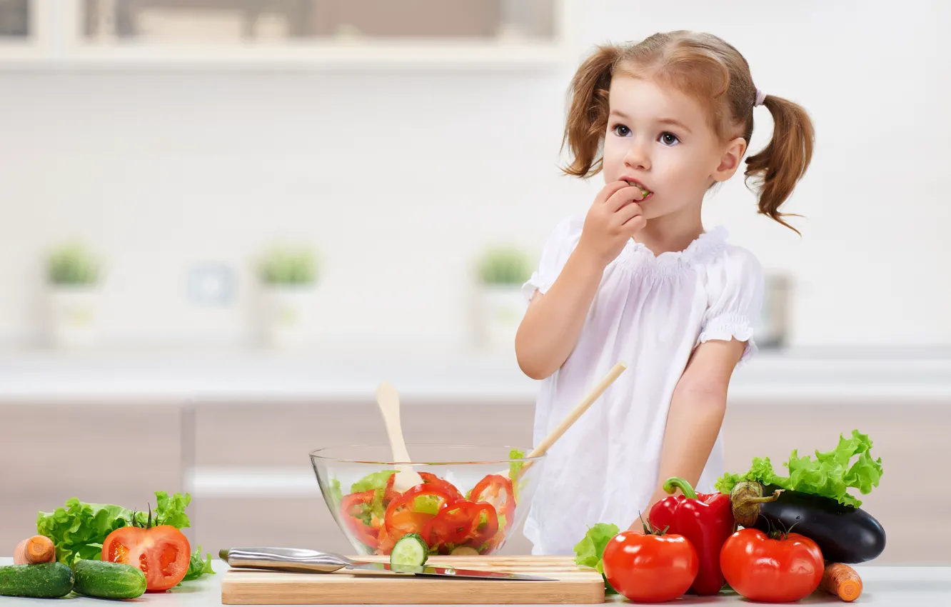 Фото обои ребенок, кухня, девочка, овощи, child, салат, tomatoes, vegetables