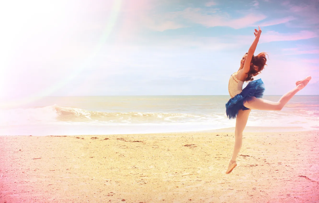 Фото обои песок, море, пляж, девушка, прыжок, балерина