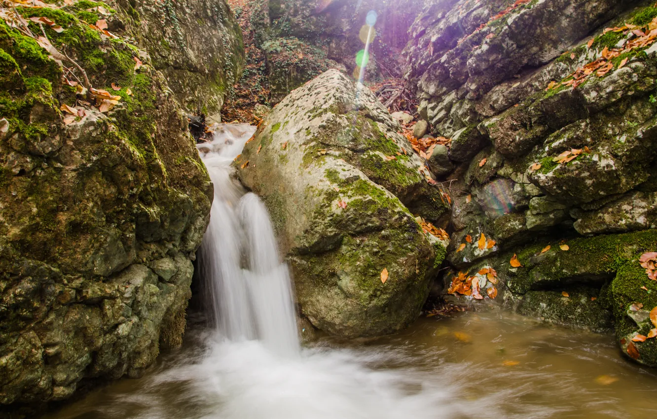 Фото обои вода, блики, камни, водопад, мох