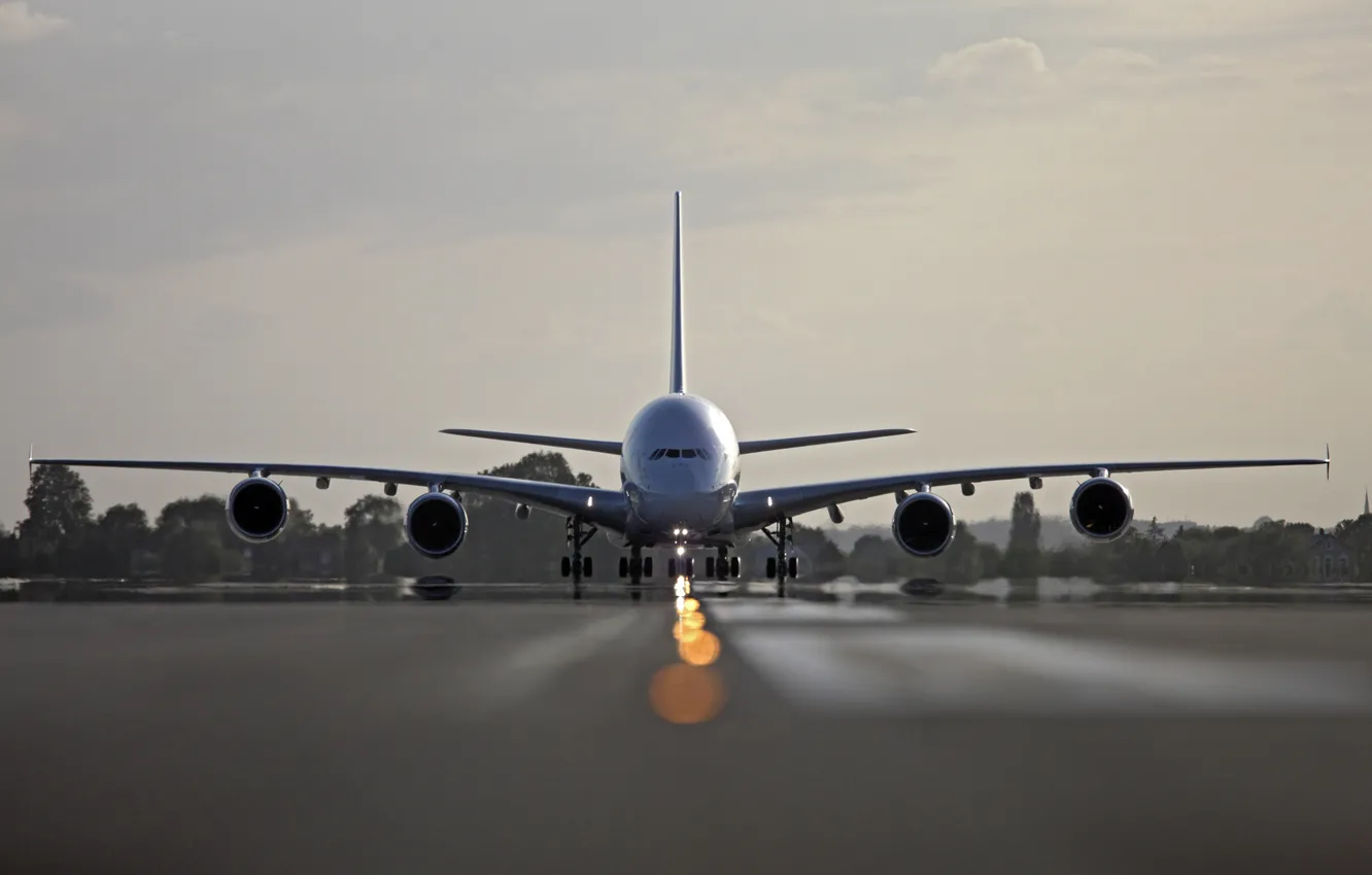 Фото обои Небо, Облака, Самолет, Деревья, Лайнер, Аэропорт, Полоса, A380