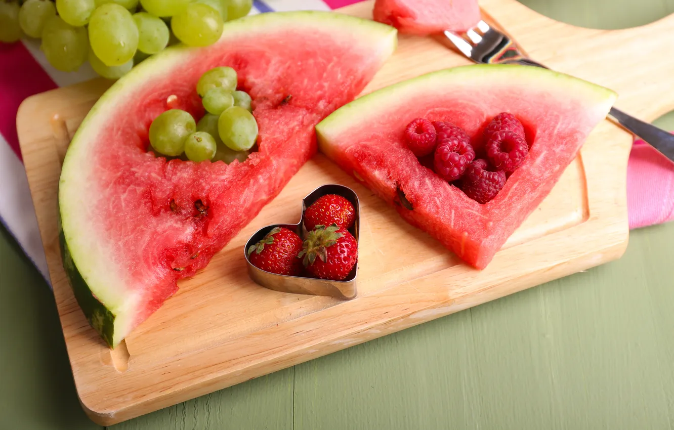 Фото обои ягоды, малина, сердце, арбуз, клубника, виноград, доска