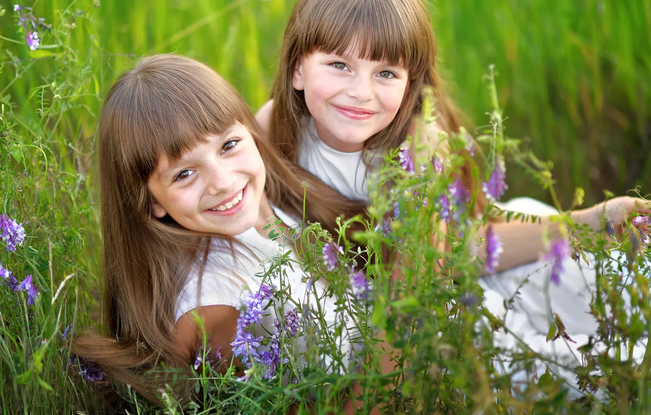 Фото обои трава, цветы, девочки, улыбки