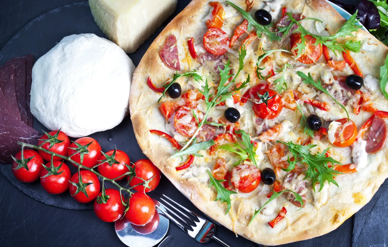 Фото обои зелень, сыр, перец, овощи, пицца, помидоры, оливки, колбаса