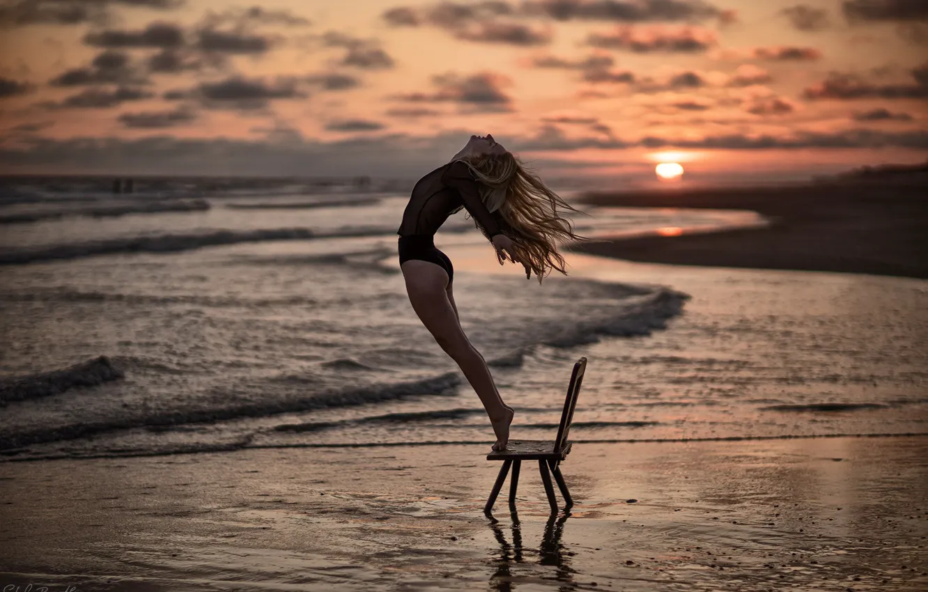 фотосессия со стулом на пляже