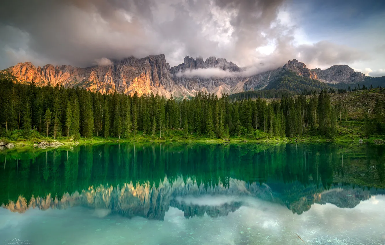 Фото обои лес, небо, вода, облака, деревья, горы, озеро, отражение