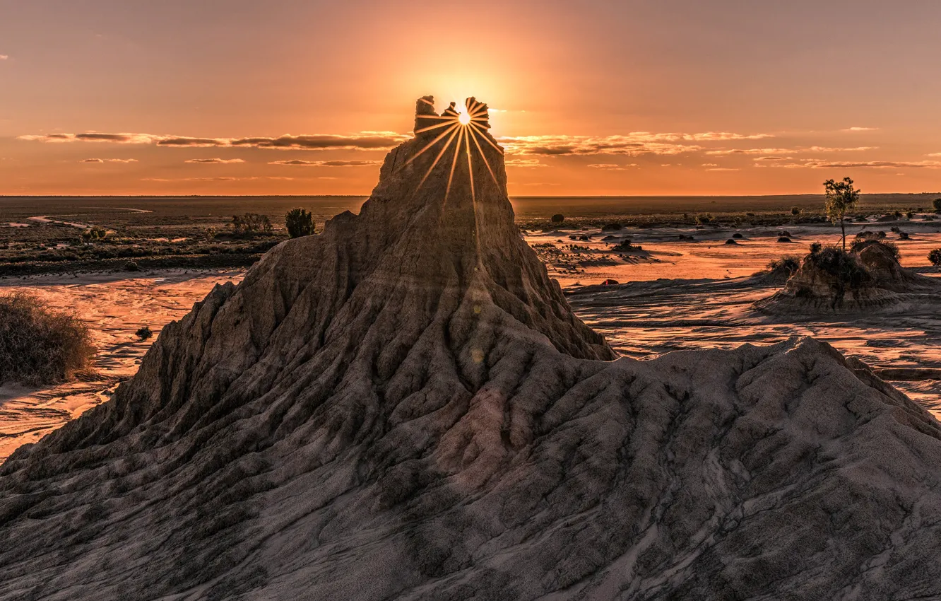 Фото обои песок, небо, солнце, облака, свет, закат, скала, берег