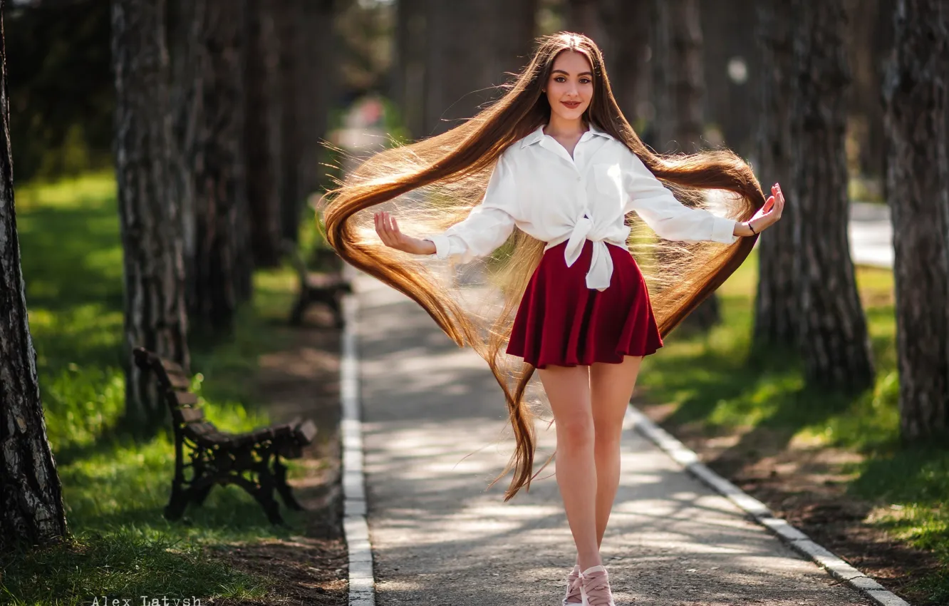 Фото обои взгляд, солнце, деревья, поза, улыбка, парк, модель, юбка