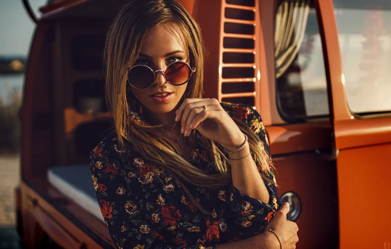 Фото обои взгляд, девушка, солнце, поза, река, модель, портрет, макияж
