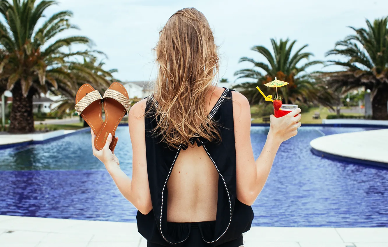 Фото обои girl, pool, hotel, hair, palm trees, drink, back, vacation