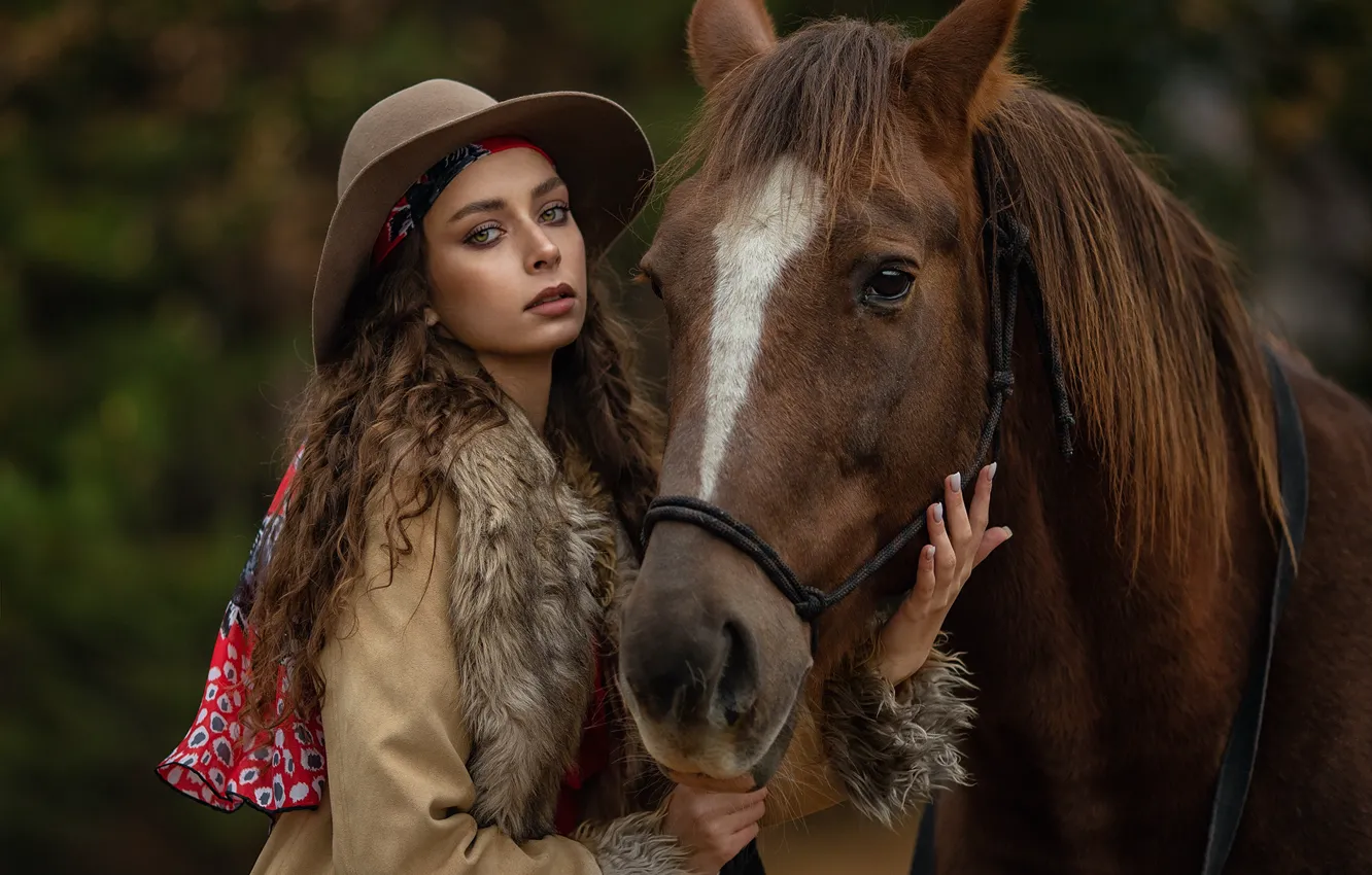 Фото обои девушка, животное, конь, лошадь, шляпа, шатенка, локоны, Анастасия Бармина