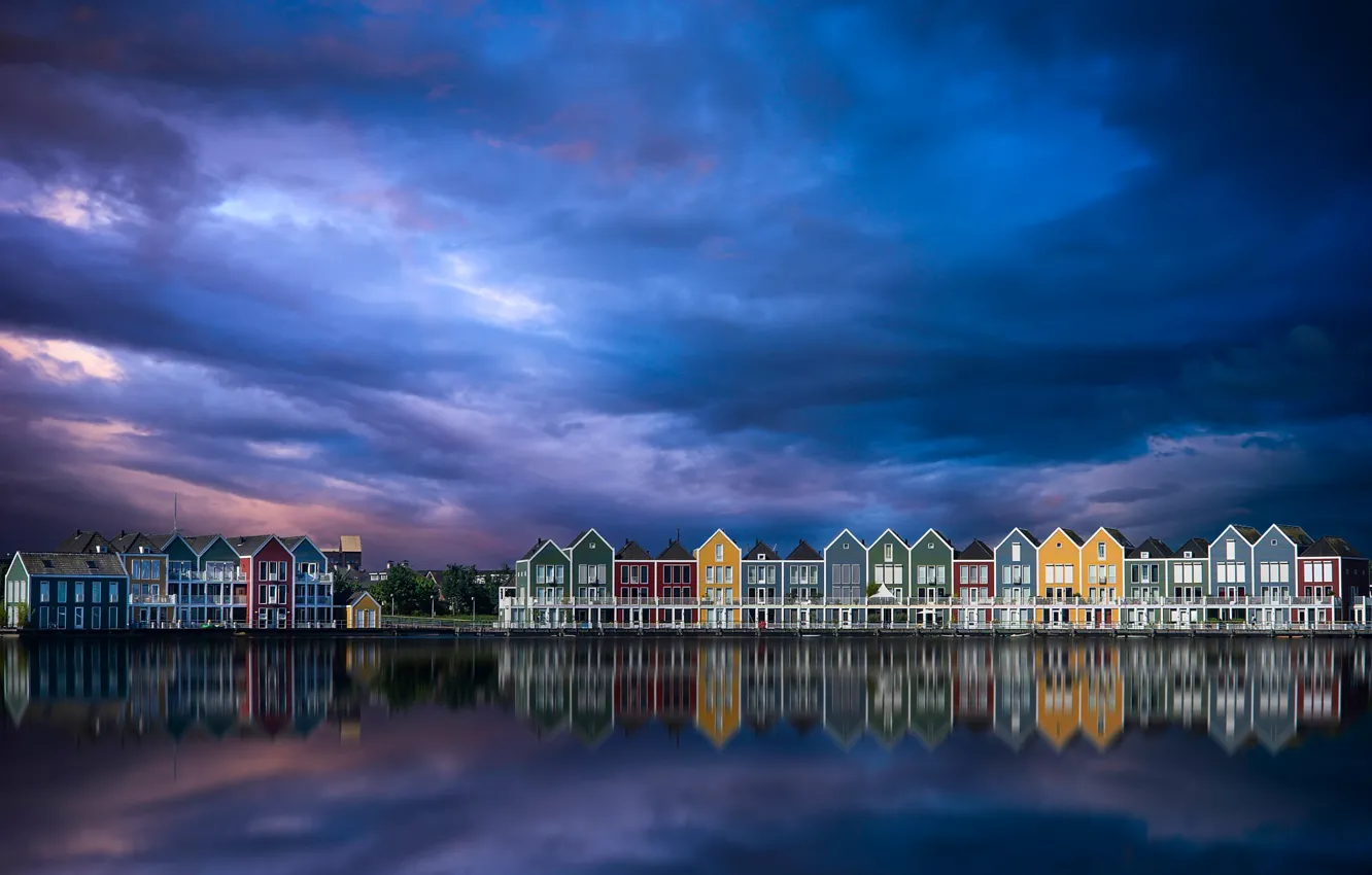 Фото обои небо, вода, облака, отражения, тучи, город, домики, Нидерланды