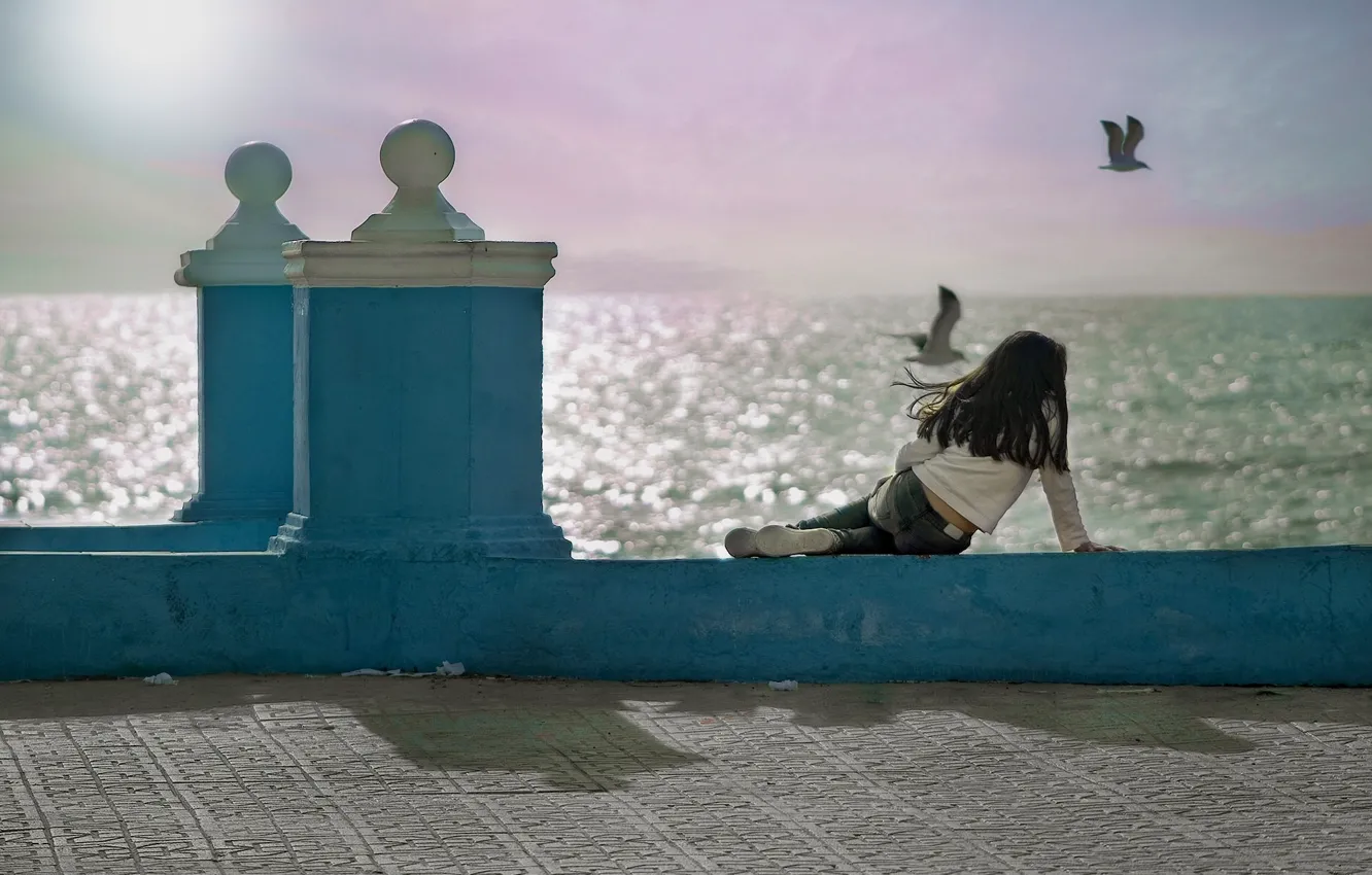 Фото обои птицы, океан, чайки, девочка, Испания, набережная, Spain, Андалусия