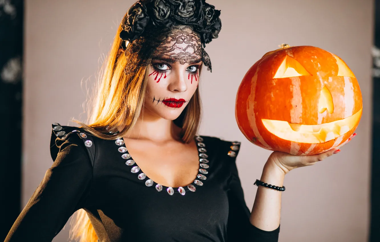 Фото обои осень, девушка, темный фон, праздник, макияж, тыква, Хеллоуин, ведьма
